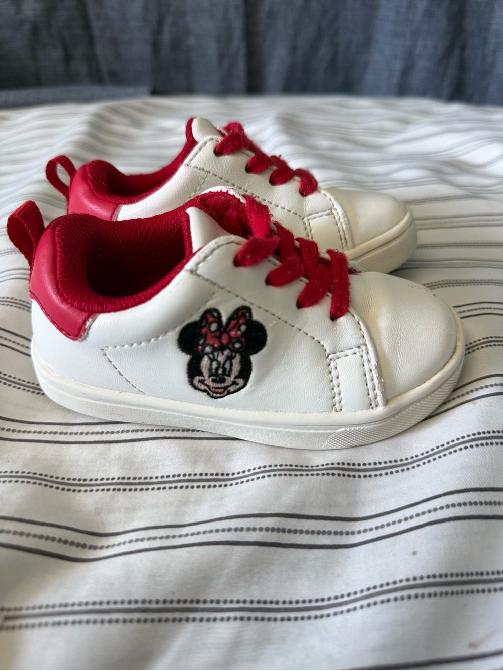 Gap Disney Toddler Embroidered Minnie
Mouse White Faux Leather Shoes Size 6